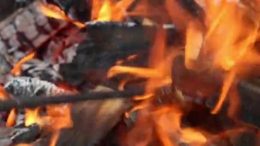 Yakacak odunları olan bir ızgara. Açık ateşte pişirme, piknik ve kamp konsepti