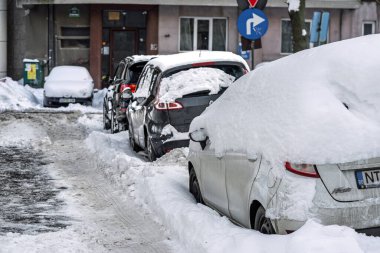 Kar yağdıktan sonra arabalara kar yağar. Kış manzarası ve karla kaplı arabalar
