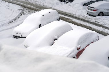 Kar yağdıktan sonra arabalara kar yağar. Kış manzarası ve karla kaplı arabalar