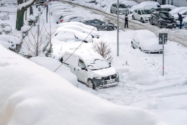 Kar yağdıktan sonra arabalara kar yağar. Kış manzarası ve karla kaplı arabalar