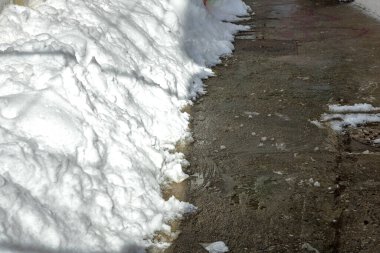 Yoğun bir kar yağışından sonra şehir karla kaplandı. Kış boyunca şehir manzarası