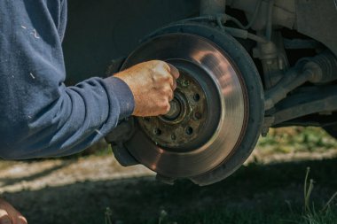 Otomobil Tekerleği Bakımı Tamirhaneden Anahtarı Garajda Kullanan