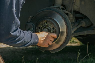 Otomobil Tekerleği Bakımı Tamirhaneden Anahtarı Garajda Kullanan