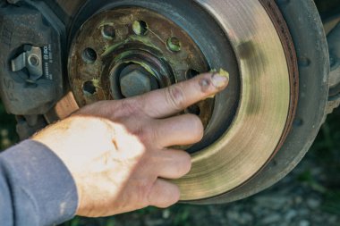 Otomobil Tekerleği Bakımı Tamirhaneden Anahtarı Garajda Kullanan
