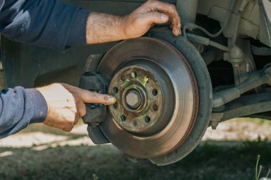 Otomobil Tekerleği Bakımı Tamirhaneden Anahtarı Garajda Kullanan