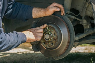 Otomobil Tekerleği Bakımı Tamirhaneden Anahtarı Garajda Kullanan