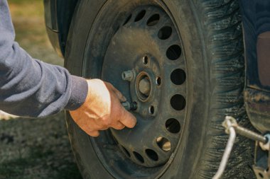 Otomobil Tekerleği Bakımı Tamirhaneden Anahtarı Garajda Kullanan