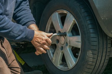 Otomobil Tekerleği Bakımı Tamirhaneden Anahtarı Garajda Kullanan