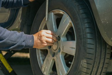 Otomobil Tekerleği Bakımı Tamirhaneden Anahtarı Garajda Kullanan