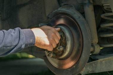Otomobil Tekerleği Bakımı Tamirhaneden Anahtarı Garajda Kullanan