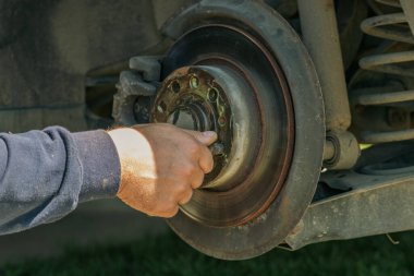 Otomobil Tekerleği Bakımı Tamirhaneden Anahtarı Garajda Kullanan