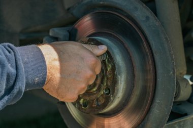 Otomobil Tekerleği Bakımı Tamirhaneden Anahtarı Garajda Kullanan