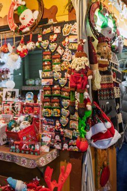 Bükreş Noel Pazarı 'nda insanlar eğleniyor ve yemek yiyor.