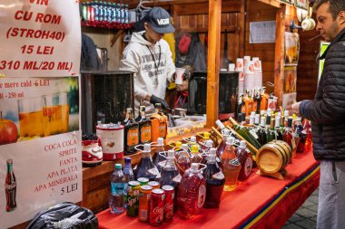 Bükreş Noel Pazarı 'nda insanlar eğleniyor ve yemek yiyor.