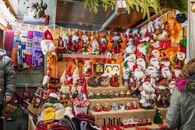 Bükreş Noel Pazarı 'nda insanlar eğleniyor ve yemek yiyor.