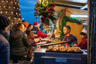 Bükreş Noel Pazarı 'nda insanlar eğleniyor ve yemek yiyor.