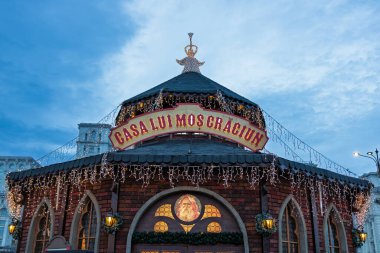 Bükreş Noel Pazarı 'nda insanlar eğleniyor ve yemek yiyor.