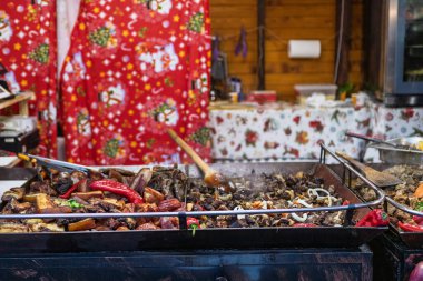 Bükreş Noel Pazarı 'nda insanlar eğleniyor ve yemek yiyor.