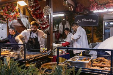 Bükreş Noel Pazarı 'nda insanlar eğleniyor ve yemek yiyor.