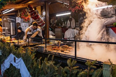 Bükreş Noel Pazarı 'nda insanlar eğleniyor ve yemek yiyor.