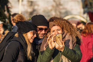 Bükreş Noel Pazarı 'nda insanlar eğleniyor ve yemek yiyor.