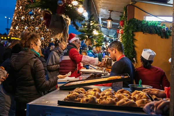 Bükreş Noel Pazarı 'nda insanlar eğleniyor ve yemek yiyor.