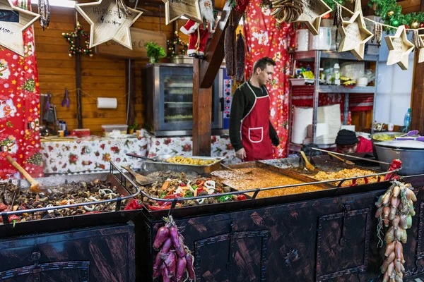 Bükreş Noel Pazarı 'nda insanlar eğleniyor ve yemek yiyor.