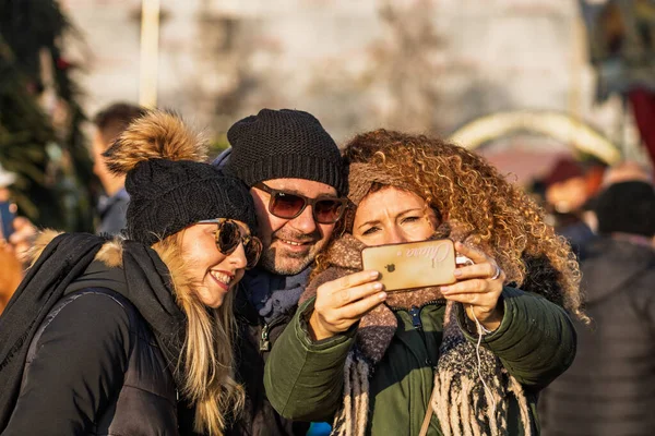 Bükreş Noel Pazarı 'nda insanlar eğleniyor ve yemek yiyor.