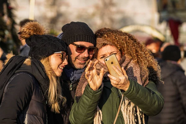 Bükreş Noel Pazarı 'nda insanlar eğleniyor ve yemek yiyor.