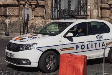 Romanya 'nın başkenti Bükreş' te yoğun saatlerde Romen Polis Arabası trafikte