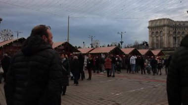 Noel Pazarı 'nın akşam manzarası dekore edilmiş ağaç ve gizli ışık videosu. Bükreş Noel Fuarı