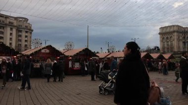 Noel Pazarı 'nın akşam manzarası dekore edilmiş ağaç ve gizli ışık videosu. Bükreş Noel Fuarı