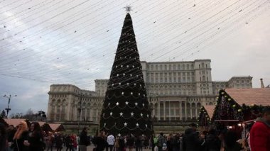 Noel Pazarı 'nın akşam manzarası dekore edilmiş ağaç ve gizli ışık videosu. Bükreş Noel Fuarı