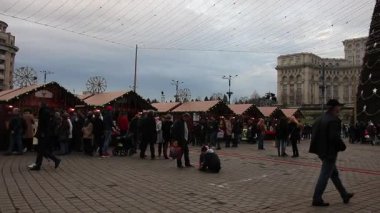 Noel Pazarı 'nın akşam manzarası dekore edilmiş ağaç ve gizli ışık videosu. Bükreş Noel Fuarı
