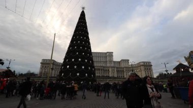 Noel Pazarı 'nın akşam manzarası dekore edilmiş ağaç ve gizli ışık videosu. Bükreş Noel Fuarı