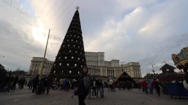 Noel Pazarı 'nın akşam manzarası dekore edilmiş ağaç ve gizli ışık videosu. Bükreş Noel Fuarı
