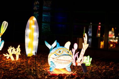 Romanya 'nın Bükreş kentindeki Garden of Lights' ta küçük dünya sanatını aydınlattı. Aydınlatılmış sanat kurulumu ve gece lambası festivali