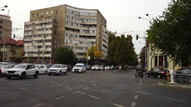 Yoğun araba trafiği, yoğun trafik ve kirlilik sorunuyla dolu şehir caddesi