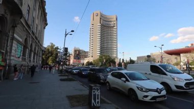 Yoğun araba trafiği, yoğun trafik ve kirlilik sorunuyla dolu şehir caddesi