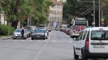 Yoğun araba trafiği, yoğun trafik ve kirlilik sorunuyla dolu şehir caddesi