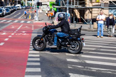 Bükreş 'te motosikletli trafikte