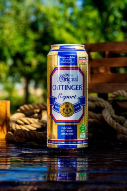 Oettinger bira kutusu - su damlacıkları buğulanması, açık hava arka plan