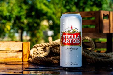 Stella Artois bira kutusu. Su damlacıkları buğulanmış, arka planda.