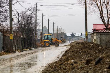 İnşaat alanında kepçe kazıcı