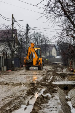 İnşaat alanında kepçe kazıcı