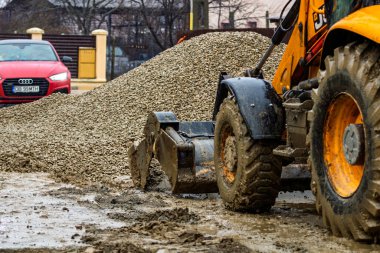 İnşaat alanında kepçe kazıcı