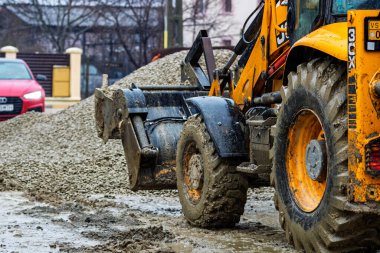 İnşaat alanında kepçe kazıcı