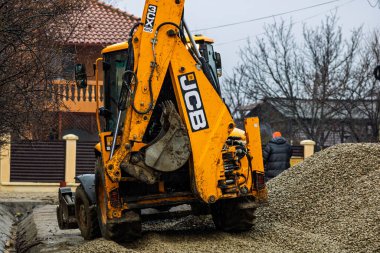 İnşaat alanında kepçe kazıcı
