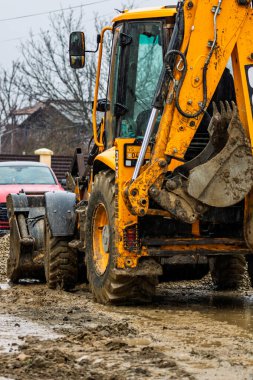 İnşaat alanında kepçe kazıcı