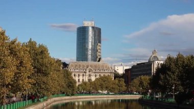 Bükreş şehir trafiği, kent taşımacılığı ve mimari kavramının simgesi olan ünlü bina trafiği